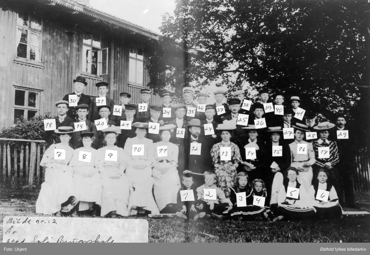 Soli Sangkor i Tune. Dirigent Ole Steffensen Isene ved Soli Brugsskole. 

Foran barna Karen Isene, Sigrid Isene, Anne Marie Isene, Olav Isene (operasanger) og Ragna Isene. 
 I midten i først rekke lærer og dirigent Ole Steffensen Isene (f. 1867) og kona Marie (f. 1865). 
De bodde i andre etasje i skolebygningen. Soli Sangkor var det offentlige navn. Også kalt Isene sangkor. 
3. rad helt til høyre er muligens Aksel Berger.