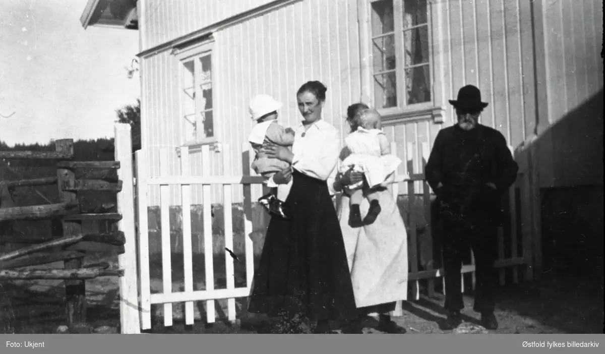 Melleby i Tune, folk på gården 1922.