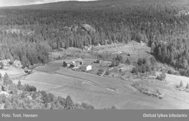 Gården Dalen i Tune, gnr 27 bnr 2,   skråfoto 1956.