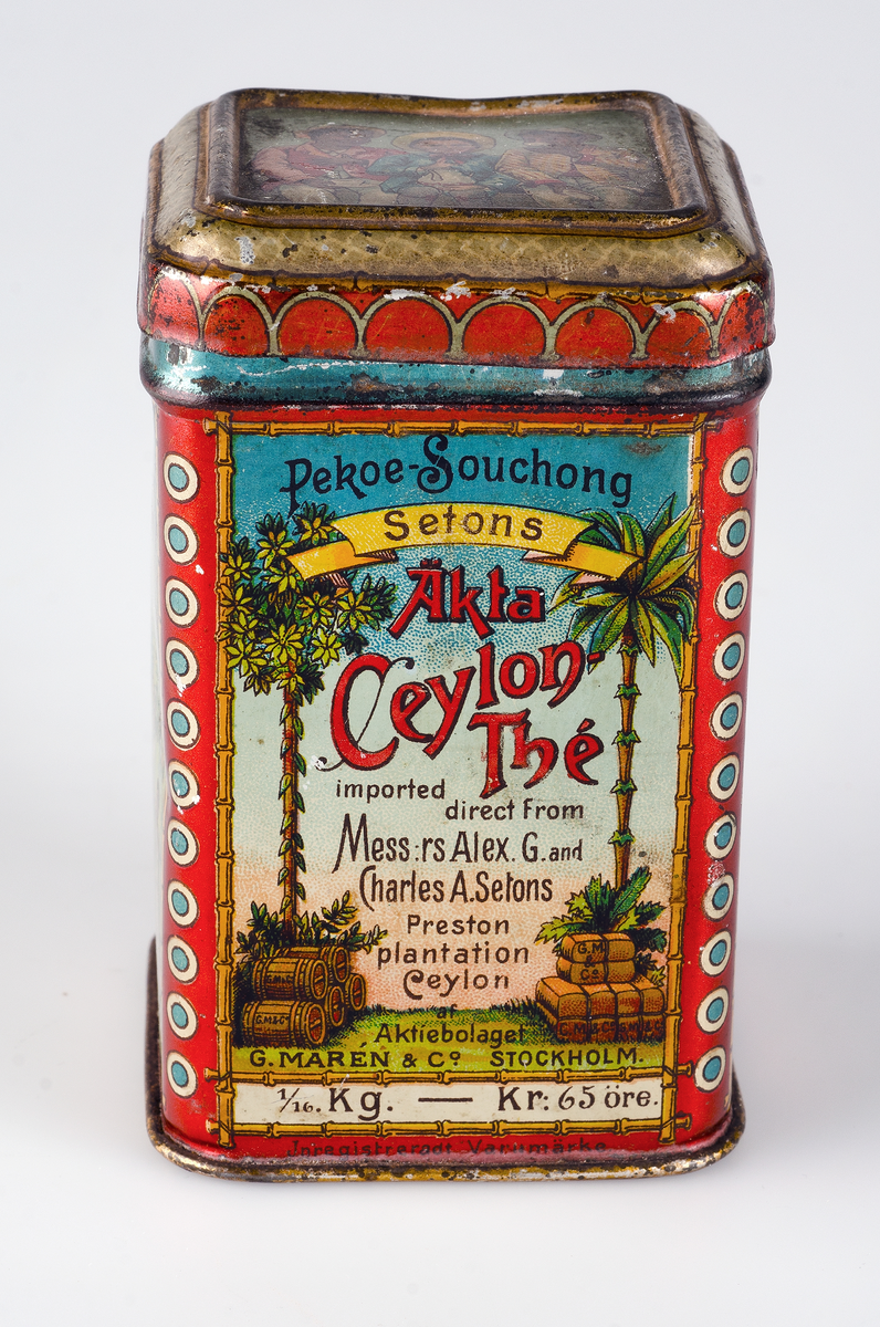 Röda kanter med blå och vit dekor. Sidor och lock har motiv från Ceylon i flerfärgstryck. På framsidan texten "Pehre Souchong, Setons Äkta Ceylon Thé, imported direct from Mess:rs Alex G. and Charles A. Setons, Prestonplantation Ceylon, af Aktiebolaget G. Marén & Co Stockholm 1/16 Kg - Kr: 65 öre, inregistrerat varumärke".

