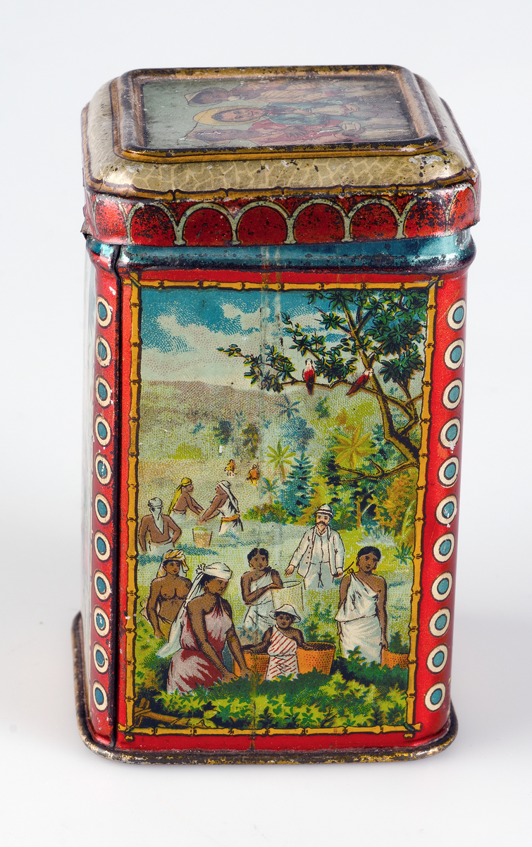 Röda kanter med blå och vit dekor. Sidor och lock har motiv från Ceylon i flerfärgstryck. På framsidan texten "Pehre Souchong, Setons Äkta Ceylon Thé, imported direct from Mess:rs Alex G. and Charles A. Setons, Prestonplantation Ceylon, af Aktiebolaget G. Marén & Co Stockholm 1/16 Kg - Kr: 65 öre, inregistrerat varumärke".

