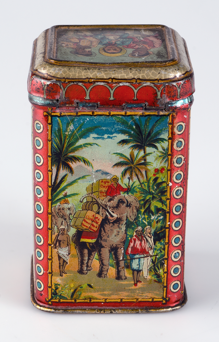 Röda kanter med blå och vit dekor. Sidor och lock har motiv från Ceylon i flerfärgstryck. På framsidan texten "Pehre Souchong, Setons Äkta Ceylon Thé, imported direct from Mess:rs Alex G. and Charles A. Setons, Prestonplantation Ceylon, af Aktiebolaget G. Marén & Co Stockholm 1/16 Kg - Kr: 65 öre, inregistrerat varumärke".

