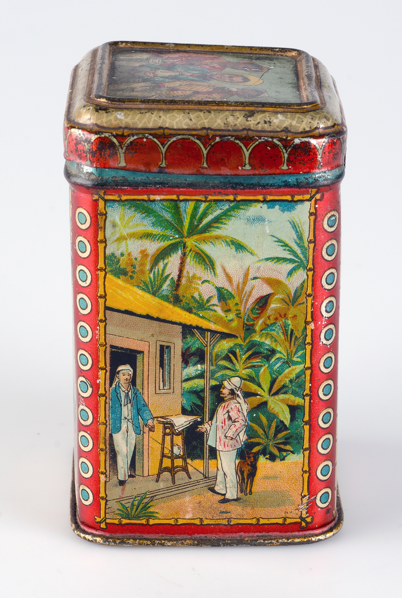 Röda kanter med blå och vit dekor. Sidor och lock har motiv från Ceylon i flerfärgstryck. På framsidan texten "Pehre Souchong, Setons Äkta Ceylon Thé, imported direct from Mess:rs Alex G. and Charles A. Setons, Prestonplantation Ceylon, af Aktiebolaget G. Marén & Co Stockholm 1/16 Kg - Kr: 65 öre, inregistrerat varumärke".

