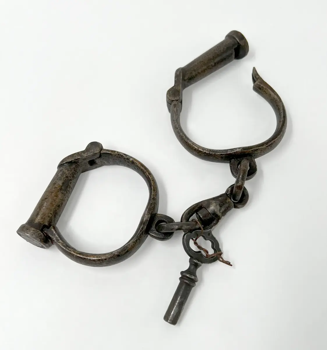 Handklovar, av järn. Består av två U-formade järn, som tillsammans med en cylinderformad del bildar en sluten ring. I cylindern sitter låset, som öppnas och låses med en nyckel i ett nyckelhål på cylinderns ena kortsida. Dessa klovar förenas av två ringar och en däremellan placerad länk, som består av två delar, som kan vridas kring varandra runt sin egen axel. Cylinderns största kortsida är ornerad med soliknande ornament.