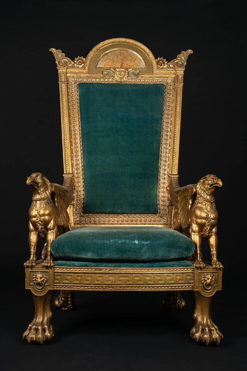 Stolen rikt skulpterad och förgylld. Sits, armstöd och rygg stoppade och klädda med blå sammet samt en lös dyna i samma färg.
Före år 1872 hade stolen reparerats och klätts med rött siden i stället för det förutvarande blå tyget, som var utslitet. År 1907 påsattes nytt rött siden varjämte förgyllningen uppsnyggades. År 1936 lät dåvarande varvschef kommendör N. Wijkmark utbyta det röda sidenet, som blivit utslitet, med blått sammet, varigenom stolens klädsel återfick den ursprungliga färgen.