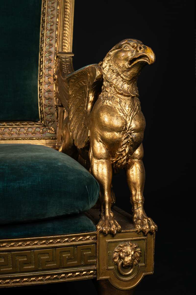 Stolen rikt skulpterad och förgylld. Sits, armstöd och rygg stoppade och klädda med blå sammet samt en lös dyna i samma färg.
Före år 1872 hade stolen reparerats och klätts med rött siden i stället för det förutvarande blå tyget, som var utslitet. År 1907 påsattes nytt rött siden varjämte förgyllningen uppsnyggades. År 1936 lät dåvarande varvschef kommendör N. Wijkmark utbyta det röda sidenet, som blivit utslitet, med blått sammet, varigenom stolens klädsel återfick den ursprungliga färgen.