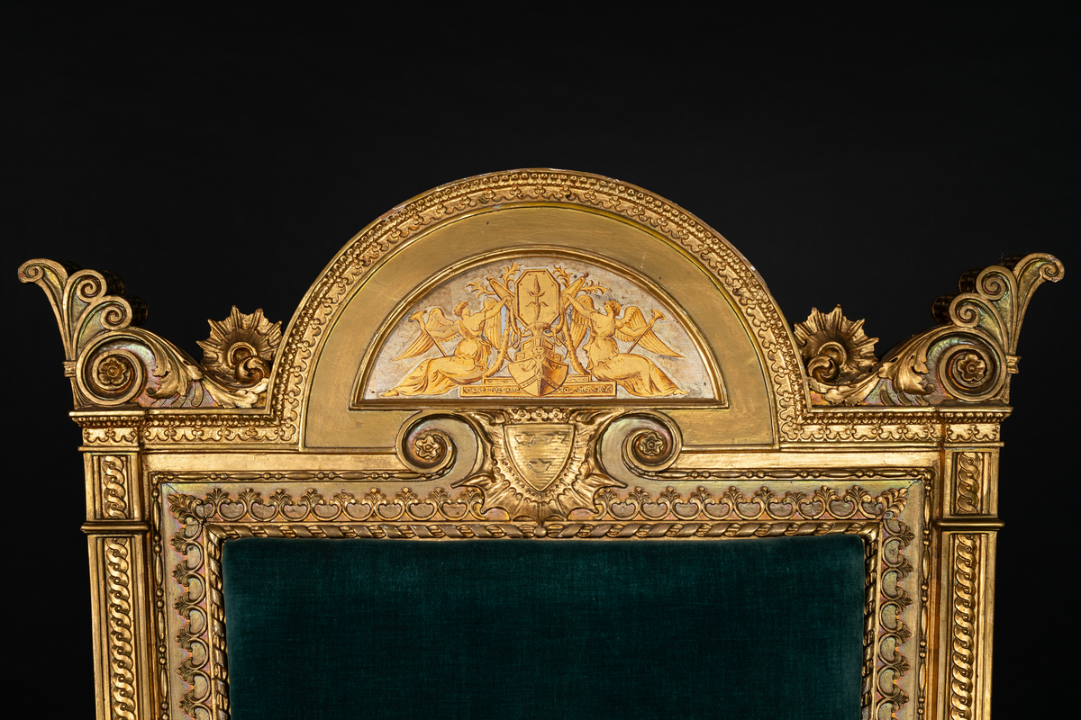 Stolen rikt skulpterad och förgylld. Sits, armstöd och rygg stoppade och klädda med blå sammet samt en lös dyna i samma färg.
Före år 1872 hade stolen reparerats och klätts med rött siden i stället för det förutvarande blå tyget, som var utslitet. År 1907 påsattes nytt rött siden varjämte förgyllningen uppsnyggades. År 1936 lät dåvarande varvschef kommendör N. Wijkmark utbyta det röda sidenet, som blivit utslitet, med blått sammet, varigenom stolens klädsel återfick den ursprungliga färgen.