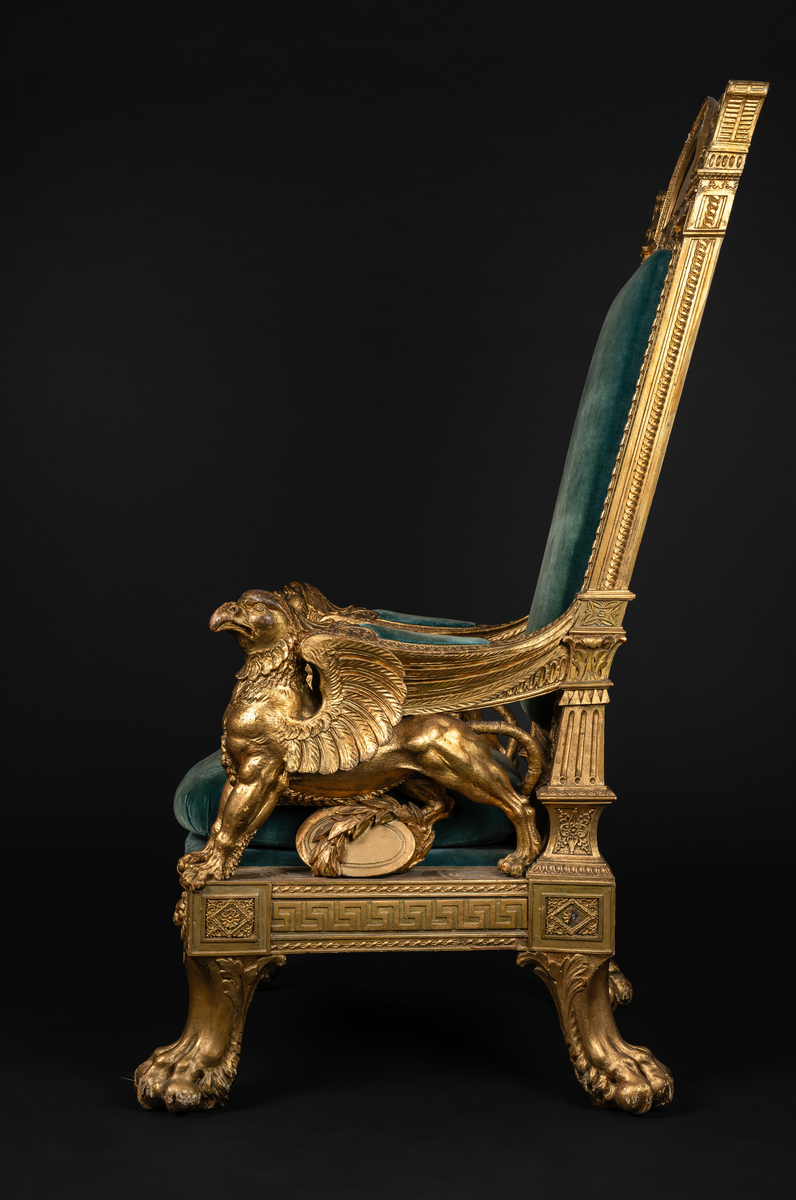 Stolen rikt skulpterad och förgylld. Sits, armstöd och rygg stoppade och klädda med blå sammet samt en lös dyna i samma färg.
Före år 1872 hade stolen reparerats och klätts med rött siden i stället för det förutvarande blå tyget, som var utslitet. År 1907 påsattes nytt rött siden varjämte förgyllningen uppsnyggades. År 1936 lät dåvarande varvschef kommendör N. Wijkmark utbyta det röda sidenet, som blivit utslitet, med blått sammet, varigenom stolens klädsel återfick den ursprungliga färgen.