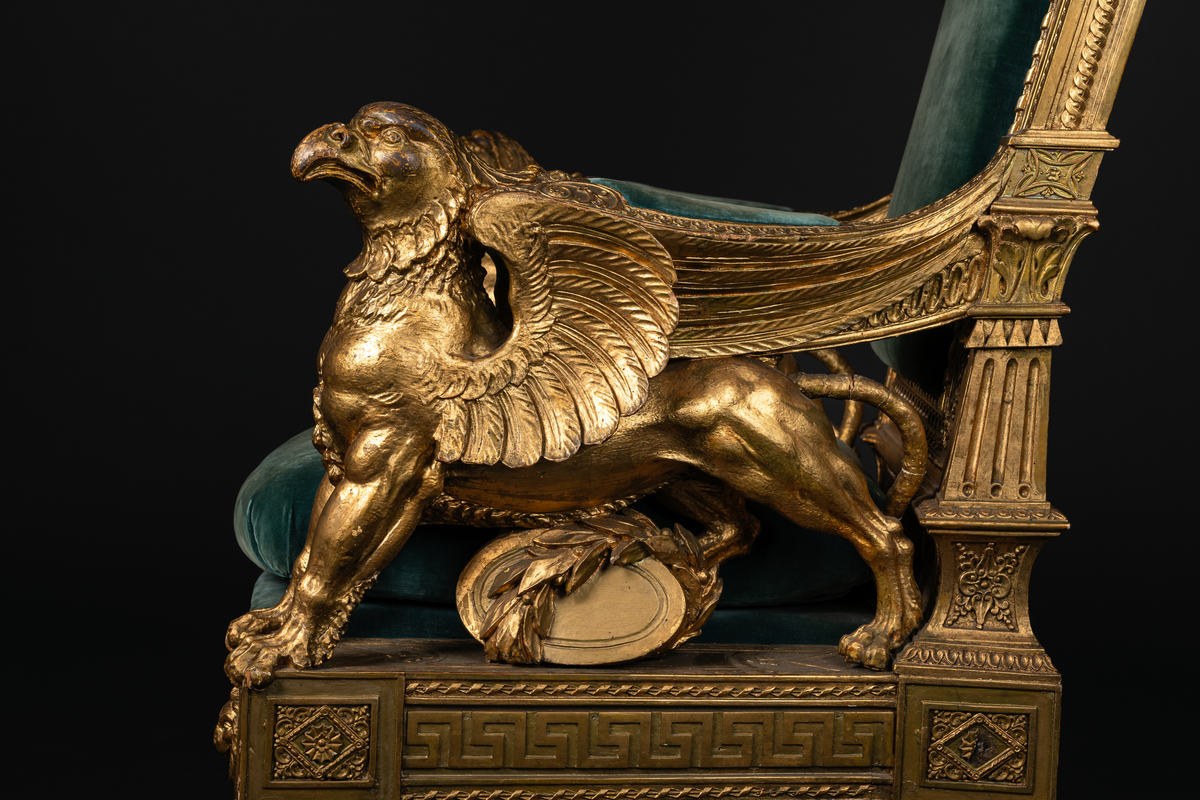 Stolen rikt skulpterad och förgylld. Sits, armstöd och rygg stoppade och klädda med blå sammet samt en lös dyna i samma färg.
Före år 1872 hade stolen reparerats och klätts med rött siden i stället för det förutvarande blå tyget, som var utslitet. År 1907 påsattes nytt rött siden varjämte förgyllningen uppsnyggades. År 1936 lät dåvarande varvschef kommendör N. Wijkmark utbyta det röda sidenet, som blivit utslitet, med blått sammet, varigenom stolens klädsel återfick den ursprungliga färgen.