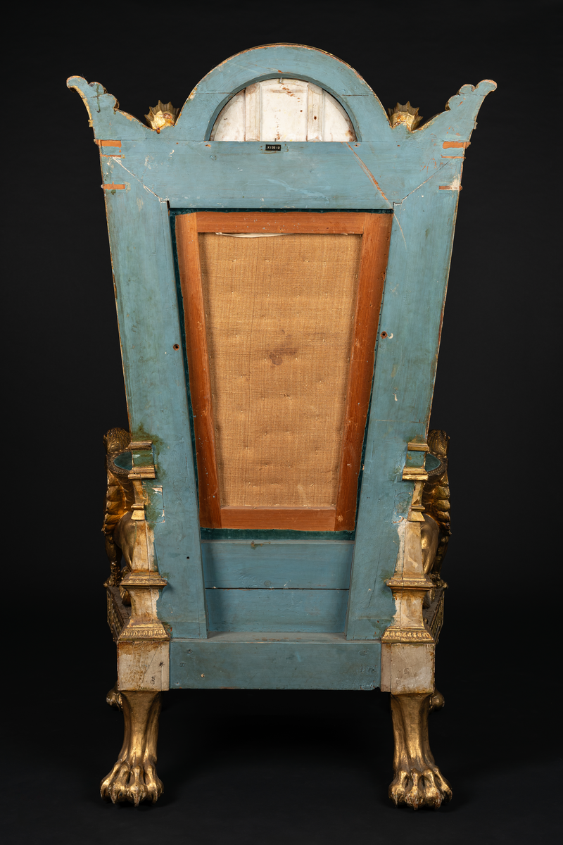 Stolen rikt skulpterad och förgylld. Sits, armstöd och rygg stoppade och klädda med blå sammet samt en lös dyna i samma färg.
Före år 1872 hade stolen reparerats och klätts med rött siden i stället för det förutvarande blå tyget, som var utslitet. År 1907 påsattes nytt rött siden varjämte förgyllningen uppsnyggades. År 1936 lät dåvarande varvschef kommendör N. Wijkmark utbyta det röda sidenet, som blivit utslitet, med blått sammet, varigenom stolens klädsel återfick den ursprungliga färgen.