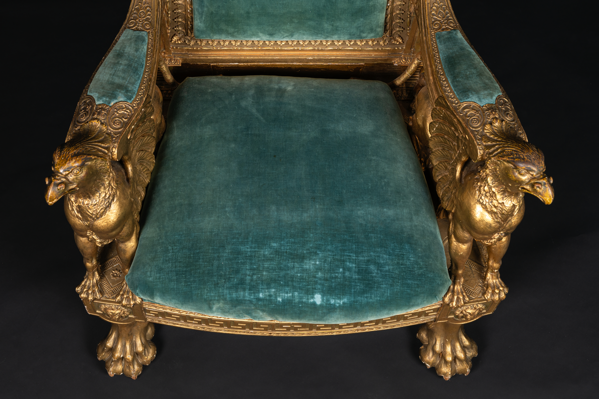 Stolen rikt skulpterad och förgylld. Sits, armstöd och rygg stoppade och klädda med blå sammet samt en lös dyna i samma färg.
Före år 1872 hade stolen reparerats och klätts med rött siden i stället för det förutvarande blå tyget, som var utslitet. År 1907 påsattes nytt rött siden varjämte förgyllningen uppsnyggades. År 1936 lät dåvarande varvschef kommendör N. Wijkmark utbyta det röda sidenet, som blivit utslitet, med blått sammet, varigenom stolens klädsel återfick den ursprungliga färgen.