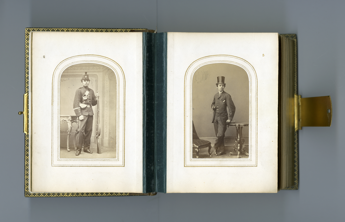Visittkortalbum som inneholder portretter (av type carte de visite/visittkort) av familien Aall/Faye, deres venner og bekjente fra midten av 1800-tallet. Inneholder også foto av kjente skikkelsen der i blant doktor Mary Edwards Walker (1832 - 1919)