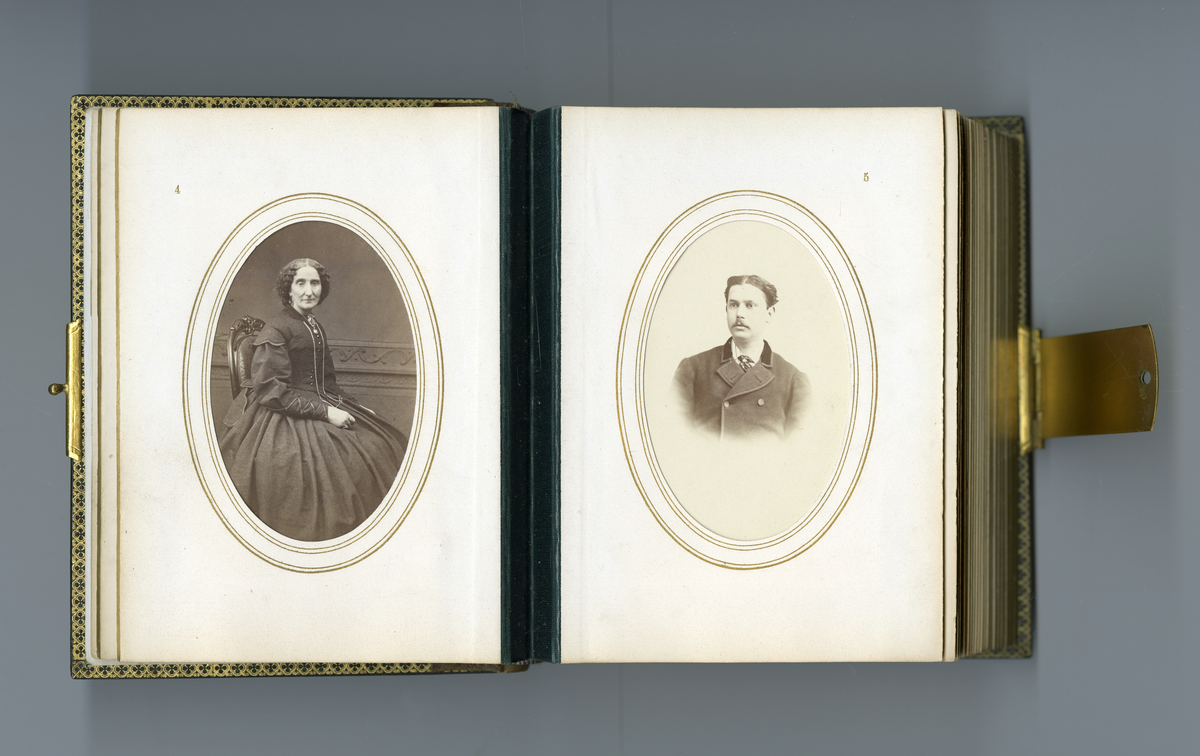Visittkortalbum som inneholder portretter (av type carte de visite/visittkort) av familien Aall/Faye, deres venner og bekjente fra midten av 1800-tallet. Inneholder også foto av kjente skikkelsen der i blant doktor Mary Edwards Walker (1832 - 1919)