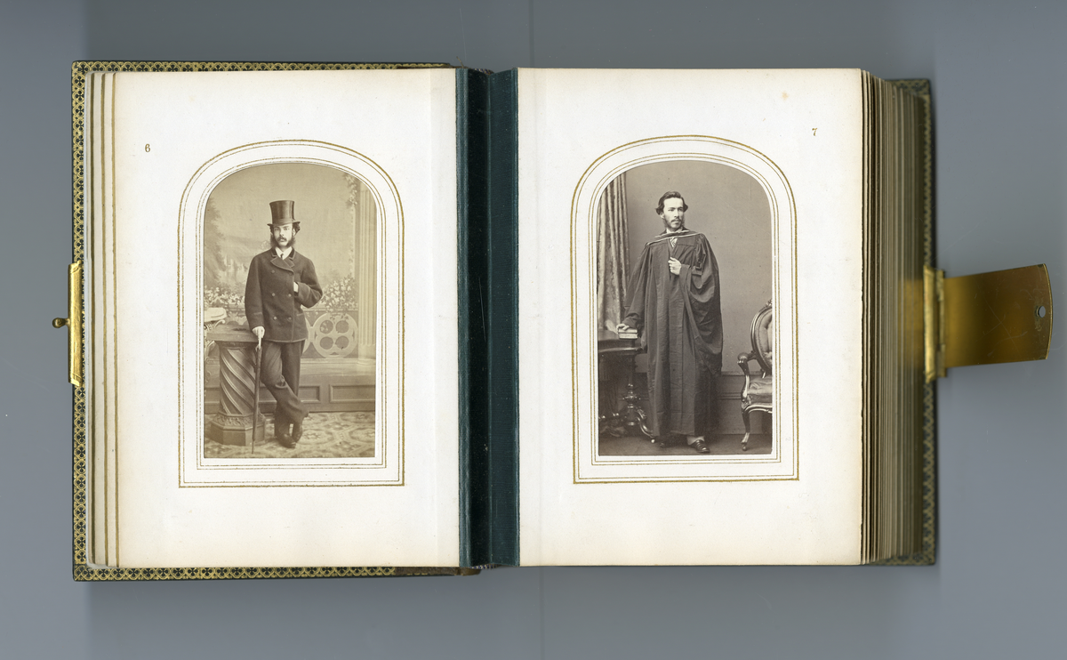 Visittkortalbum som inneholder portretter (av type carte de visite/visittkort) av familien Aall/Faye, deres venner og bekjente fra midten av 1800-tallet. Inneholder også foto av kjente skikkelsen der i blant doktor Mary Edwards Walker (1832 - 1919)