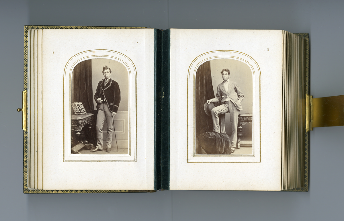 Visittkortalbum som inneholder portretter (av type carte de visite/visittkort) av familien Aall/Faye, deres venner og bekjente fra midten av 1800-tallet. Inneholder også foto av kjente skikkelsen der i blant doktor Mary Edwards Walker (1832 - 1919)