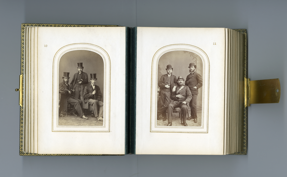 Visittkortalbum som inneholder portretter (av type carte de visite/visittkort) av familien Aall/Faye, deres venner og bekjente fra midten av 1800-tallet. Inneholder også foto av kjente skikkelsen der i blant doktor Mary Edwards Walker (1832 - 1919)