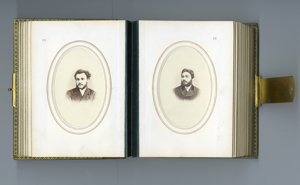 Visittkortalbum som inneholder portretter (av type carte de visite/visittkort) av familien Aall/Faye, deres venner og bekjente fra midten av 1800-tallet. Inneholder også foto av kjente skikkelsen der i blant doktor Mary Edwards Walker (1832 - 1919)