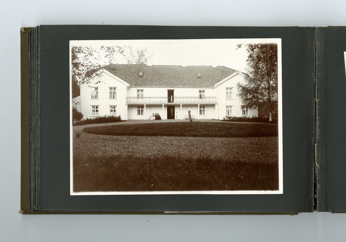 Fotoalbum tilhørende familien Aall på Ulefos hovedgård (Ulefos, Telemark). Foto fra ulike steder, noe antagelig fra Dahl gård på 1800-tallet, nyere materiale tatt på Ulefos Hovedgård i Ulefos (Telemark) på tidlig 1900-tallet

Faye familien og Aall familien var i slekt