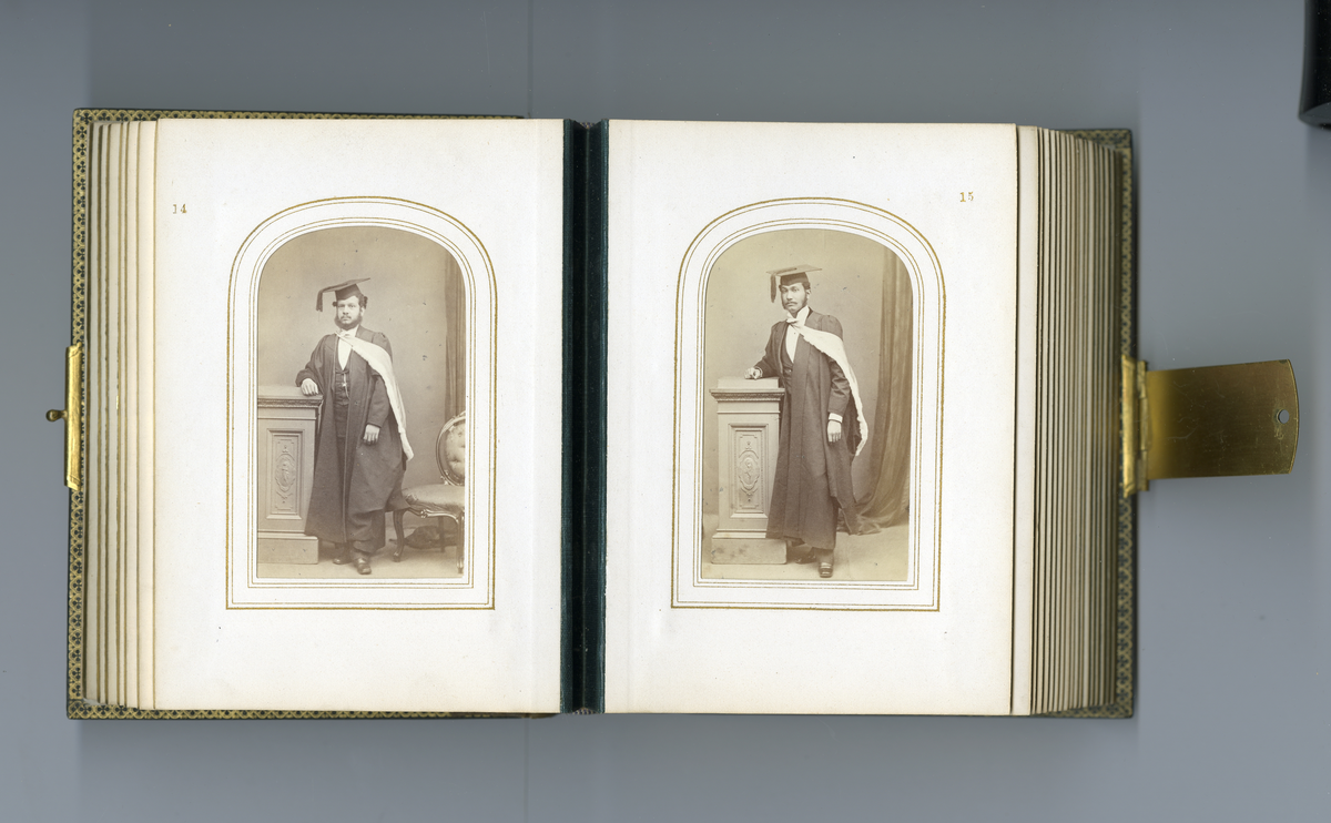 Visittkortalbum som inneholder portretter (av type carte de visite/visittkort) av familien Aall/Faye, deres venner og bekjente fra midten av 1800-tallet. Inneholder også foto av kjente skikkelsen der i blant doktor Mary Edwards Walker (1832 - 1919)
