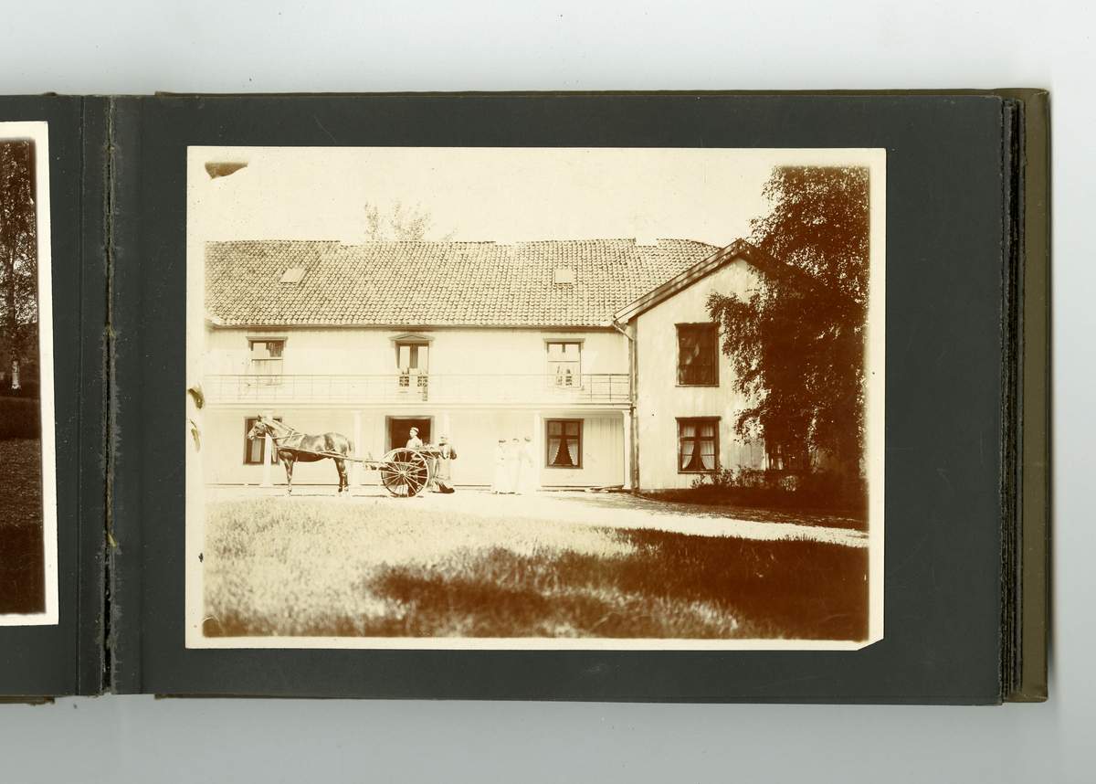 Fotoalbum tilhørende familien Aall på Ulefos hovedgård (Ulefos, Telemark). Foto fra ulike steder, noe antagelig fra Dahl gård på 1800-tallet, nyere materiale tatt på Ulefos Hovedgård i Ulefos (Telemark) på tidlig 1900-tallet

Faye familien og Aall familien var i slekt