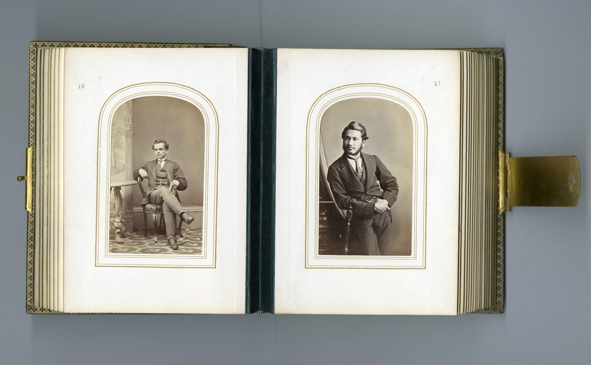 Visittkortalbum som inneholder portretter (av type carte de visite/visittkort) av familien Aall/Faye, deres venner og bekjente fra midten av 1800-tallet. Inneholder også foto av kjente skikkelsen der i blant doktor Mary Edwards Walker (1832 - 1919)