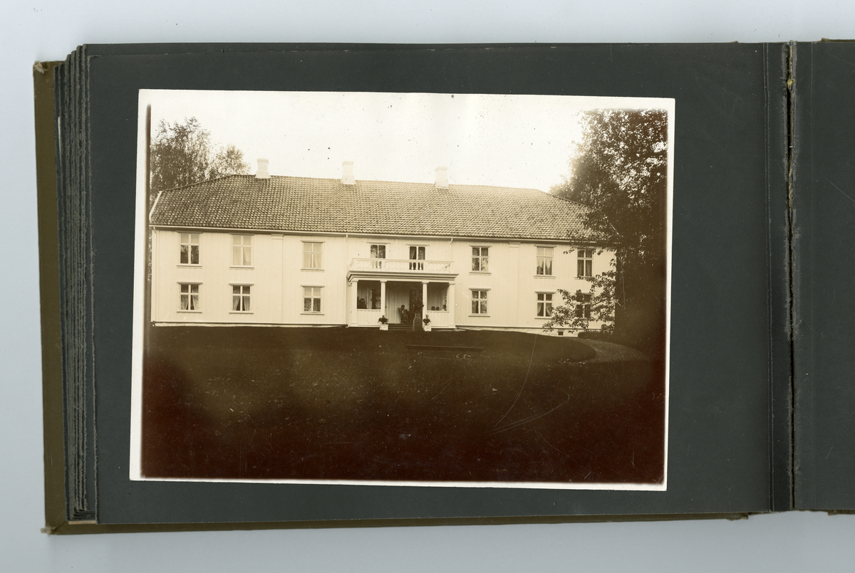 Fotoalbum tilhørende familien Aall på Ulefos hovedgård (Ulefos, Telemark). Foto fra ulike steder, noe antagelig fra Dahl gård på 1800-tallet, nyere materiale tatt på Ulefos Hovedgård i Ulefos (Telemark) på tidlig 1900-tallet

Faye familien og Aall familien var i slekt