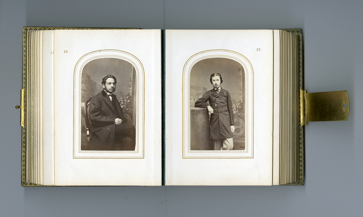 Visittkortalbum som inneholder portretter (av type carte de visite/visittkort) av familien Aall/Faye, deres venner og bekjente fra midten av 1800-tallet. Inneholder også foto av kjente skikkelsen der i blant doktor Mary Edwards Walker (1832 - 1919)