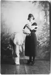 Två vykort med ateljéporträtt av en ung kvinna, på ena bilde