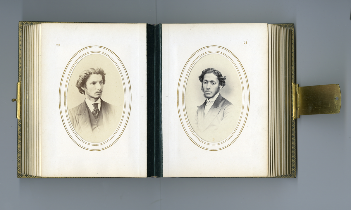 Visittkortalbum som inneholder portretter (av type carte de visite/visittkort) av familien Aall/Faye, deres venner og bekjente fra midten av 1800-tallet. Inneholder også foto av kjente skikkelsen der i blant doktor Mary Edwards Walker (1832 - 1919)