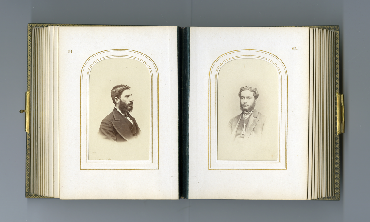 Visittkortalbum som inneholder portretter (av type carte de visite/visittkort) av familien Aall/Faye, deres venner og bekjente fra midten av 1800-tallet. Inneholder også foto av kjente skikkelsen der i blant doktor Mary Edwards Walker (1832 - 1919)
