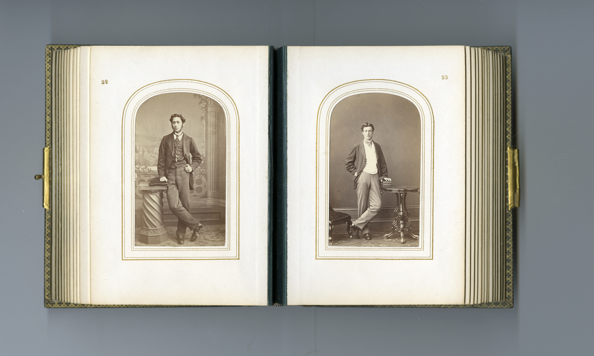 Visittkortalbum som inneholder portretter (av type carte de visite/visittkort) av familien Aall/Faye, deres venner og bekjente fra midten av 1800-tallet. Inneholder også foto av kjente skikkelsen der i blant doktor Mary Edwards Walker (1832 - 1919)