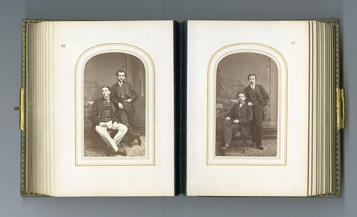 Visittkortalbum som inneholder portretter (av type carte de visite/visittkort) av familien Aall/Faye, deres venner og bekjente fra midten av 1800-tallet. Inneholder også foto av kjente skikkelsen der i blant doktor Mary Edwards Walker (1832 - 1919)