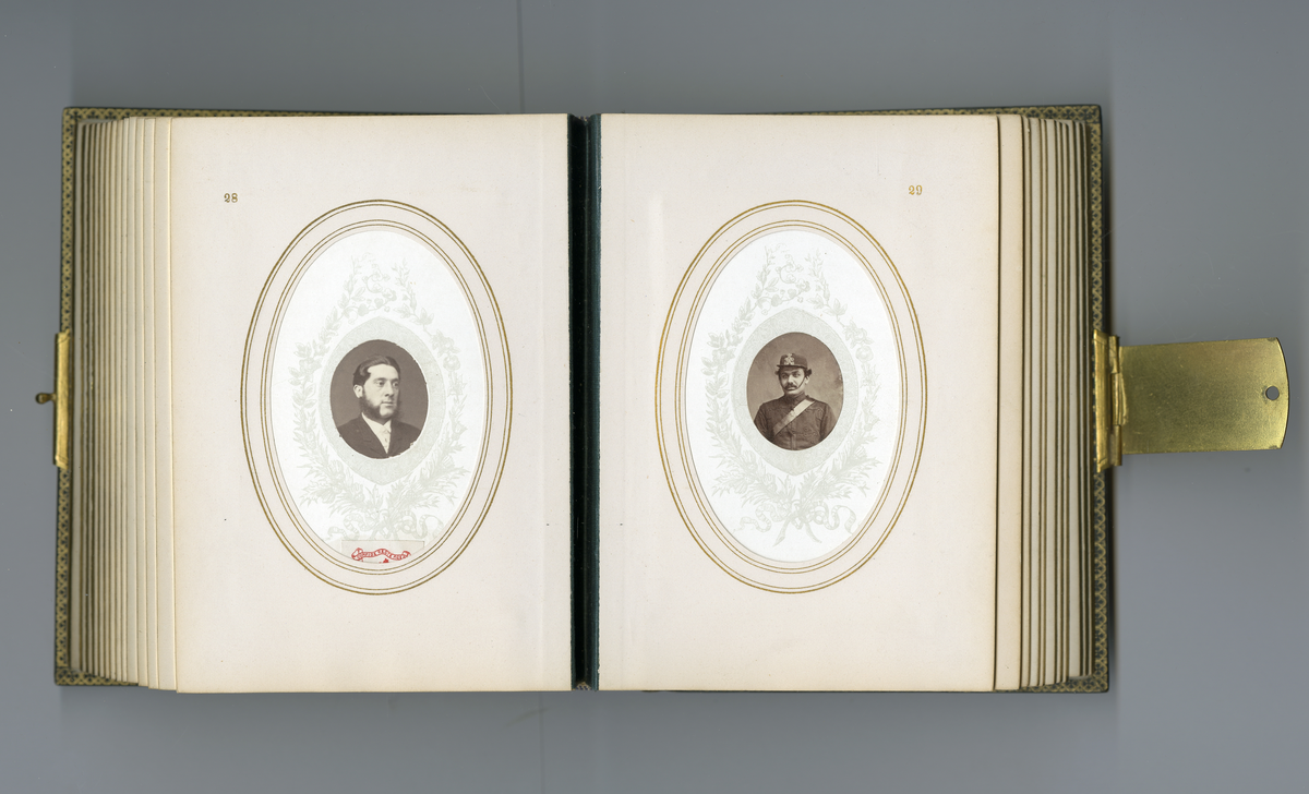 Visittkortalbum som inneholder portretter (av type carte de visite/visittkort) av familien Aall/Faye, deres venner og bekjente fra midten av 1800-tallet. Inneholder også foto av kjente skikkelsen der i blant doktor Mary Edwards Walker (1832 - 1919)