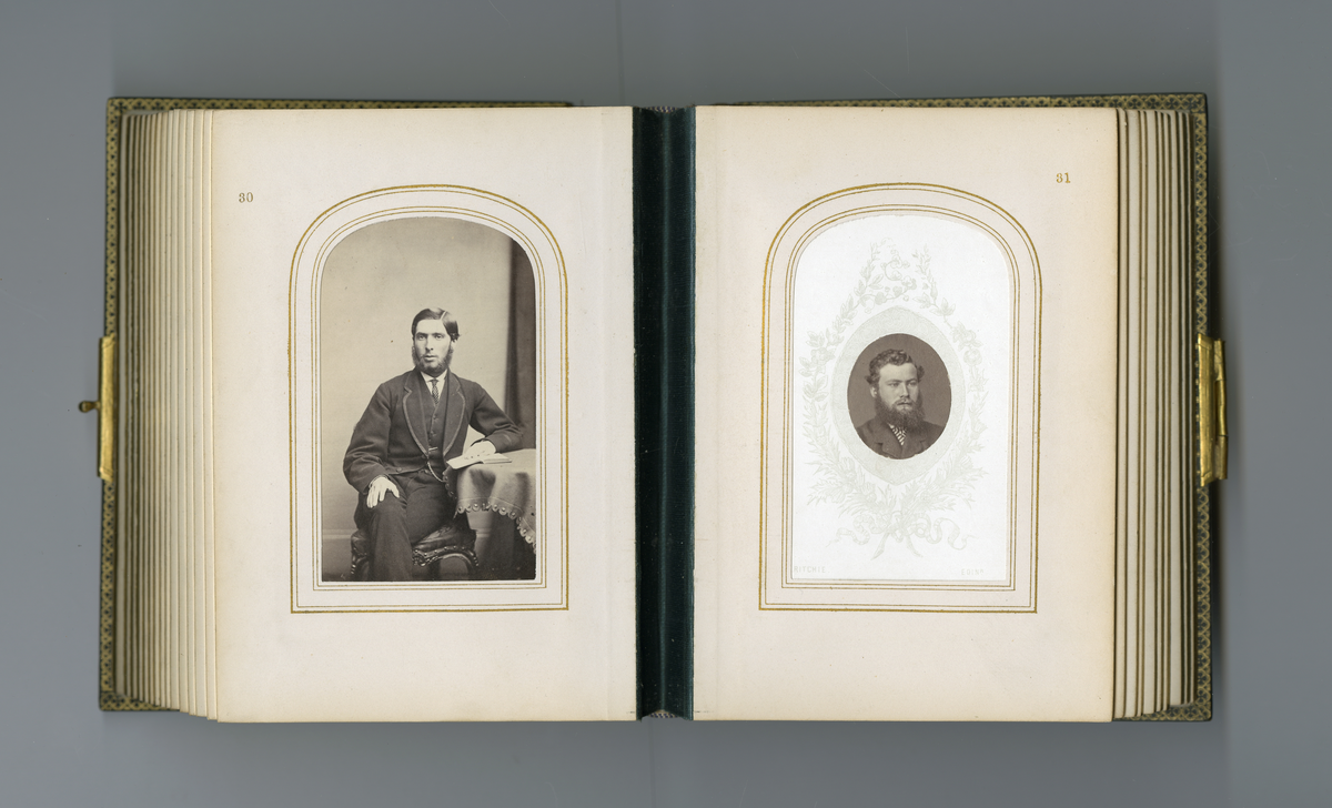 Visittkortalbum som inneholder portretter (av type carte de visite/visittkort) av familien Aall/Faye, deres venner og bekjente fra midten av 1800-tallet. Inneholder også foto av kjente skikkelsen der i blant doktor Mary Edwards Walker (1832 - 1919)