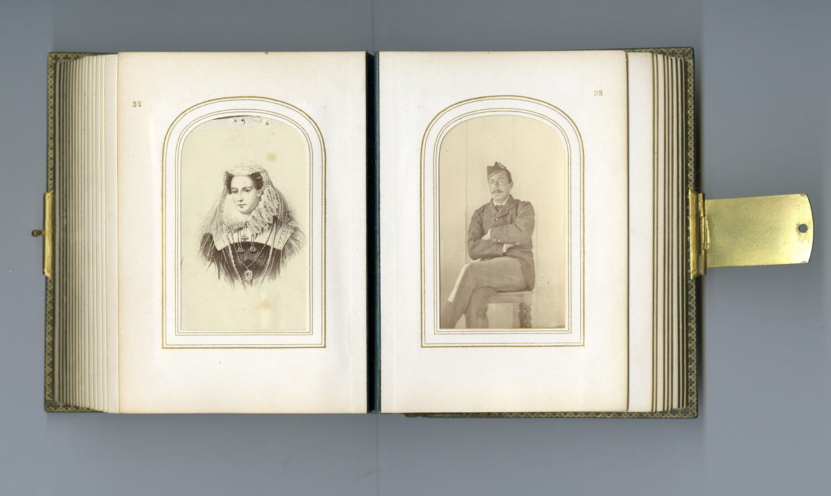 Visittkortalbum som inneholder portretter (av type carte de visite/visittkort) av familien Aall/Faye, deres venner og bekjente fra midten av 1800-tallet. Inneholder også foto av kjente skikkelsen der i blant doktor Mary Edwards Walker (1832 - 1919)