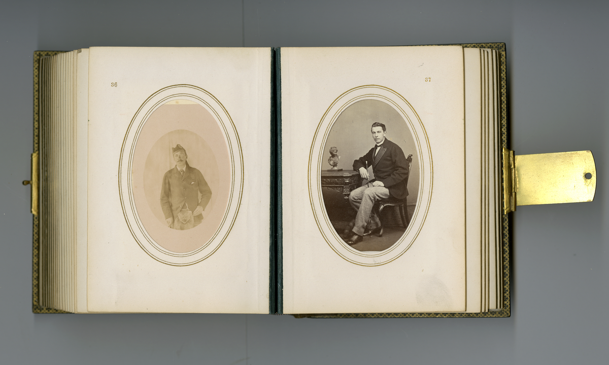 Visittkortalbum som inneholder portretter (av type carte de visite/visittkort) av familien Aall/Faye, deres venner og bekjente fra midten av 1800-tallet. Inneholder også foto av kjente skikkelsen der i blant doktor Mary Edwards Walker (1832 - 1919)