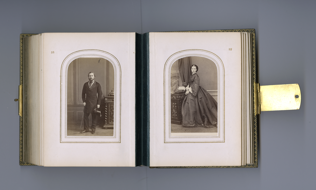 Visittkortalbum som inneholder portretter (av type carte de visite/visittkort) av familien Aall/Faye, deres venner og bekjente fra midten av 1800-tallet. Inneholder også foto av kjente skikkelsen der i blant doktor Mary Edwards Walker (1832 - 1919)
