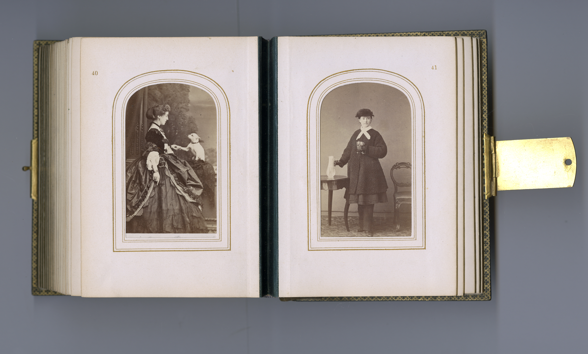 Visittkortalbum som inneholder portretter (av type carte de visite/visittkort) av familien Aall/Faye, deres venner og bekjente fra midten av 1800-tallet. Inneholder også foto av kjente skikkelsen der i blant doktor Mary Edwards Walker (1832 - 1919)