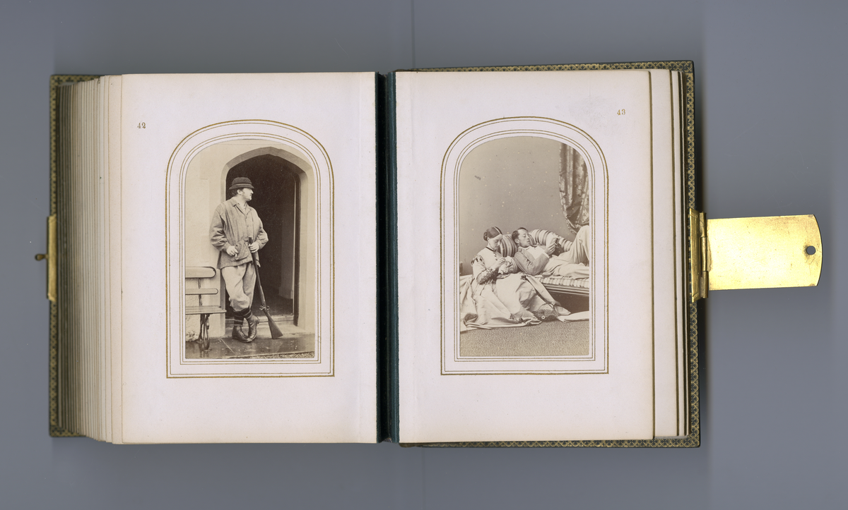 Visittkortalbum som inneholder portretter (av type carte de visite/visittkort) av familien Aall/Faye, deres venner og bekjente fra midten av 1800-tallet. Inneholder også foto av kjente skikkelsen der i blant doktor Mary Edwards Walker (1832 - 1919)