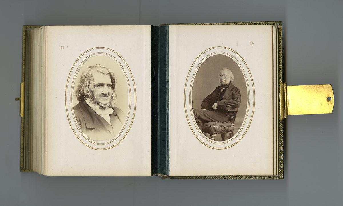 Visittkortalbum som inneholder portretter (av type carte de visite/visittkort) av familien Aall/Faye, deres venner og bekjente fra midten av 1800-tallet. Inneholder også foto av kjente skikkelsen der i blant doktor Mary Edwards Walker (1832 - 1919)