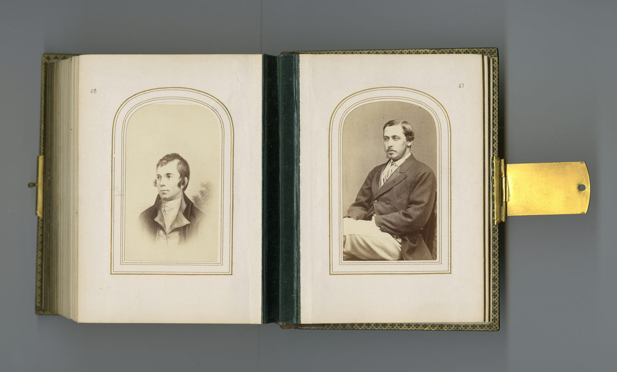 Visittkortalbum som inneholder portretter (av type carte de visite/visittkort) av familien Aall/Faye, deres venner og bekjente fra midten av 1800-tallet. Inneholder også foto av kjente skikkelsen der i blant doktor Mary Edwards Walker (1832 - 1919)