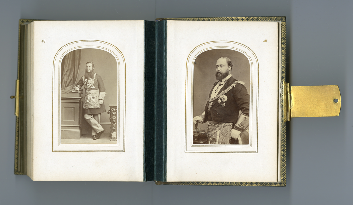 Visittkortalbum som inneholder portretter (av type carte de visite/visittkort) av familien Aall/Faye, deres venner og bekjente fra midten av 1800-tallet. Inneholder også foto av kjente skikkelsen der i blant doktor Mary Edwards Walker (1832 - 1919)