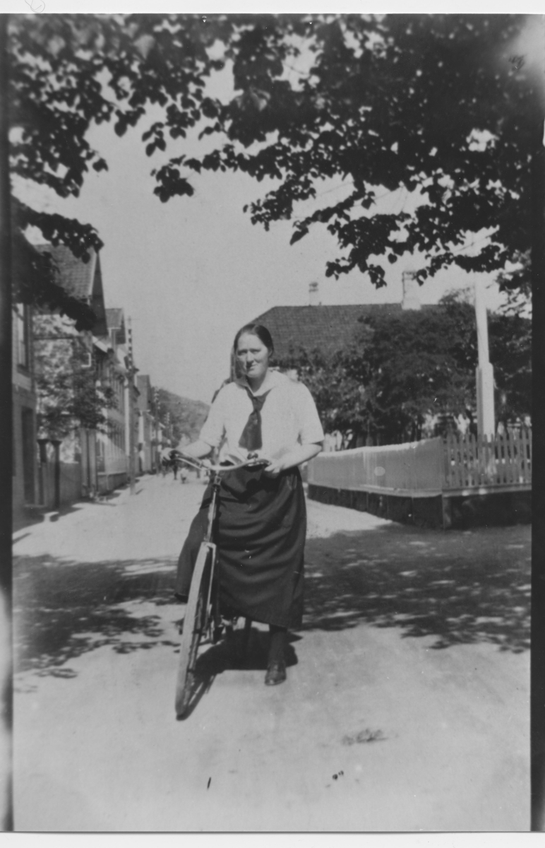 Hanna Sondresen på sykkel i Strandgaten