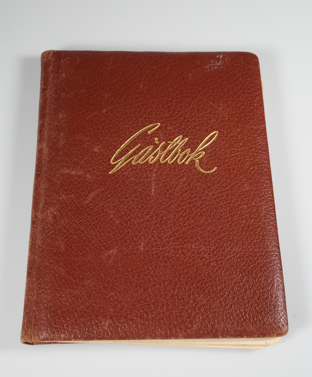 Gästbok

Gästbok som legat i Kabomstugan 1947 - 1951 (då är boken fullskriven)
Stugan invigdes 14 juni 1947 och var en föreningsstuga för anställda vid Kabom.
Stugan ligger/låg vid sjön Färgen.

Inbladat ligger tre handskrivan sidor med totalt 40 frågor ang fotbolls VM 1958, frågesportsfrågor.