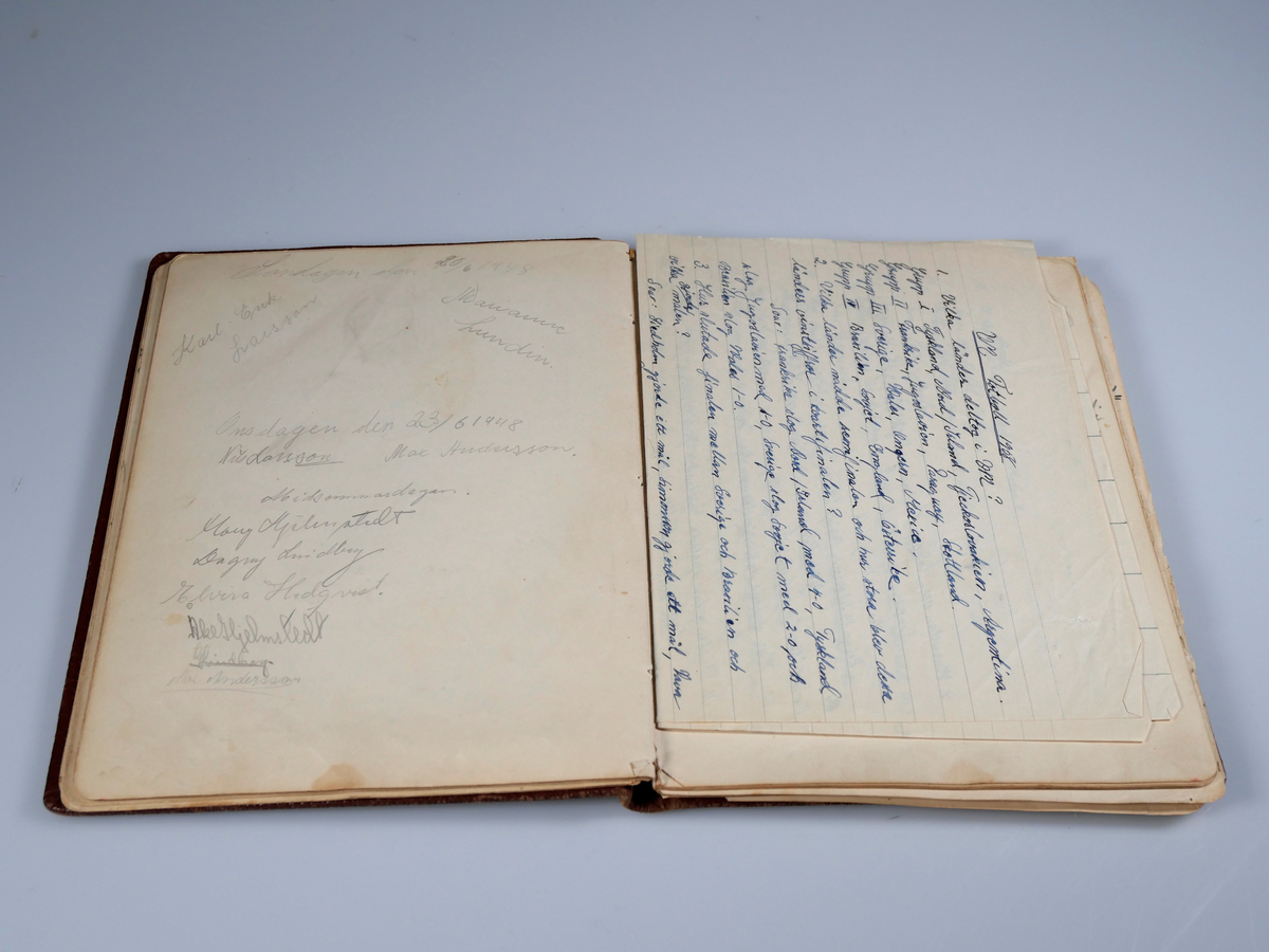 Gästbok

Gästbok som legat i Kabomstugan 1947 - 1951 (då är boken fullskriven)
Stugan invigdes 14 juni 1947 och var en föreningsstuga för anställda vid Kabom.
Stugan ligger/låg vid sjön Färgen.

Inbladat ligger tre handskrivan sidor med totalt 40 frågor ang fotbolls VM 1958, frågesportsfrågor.