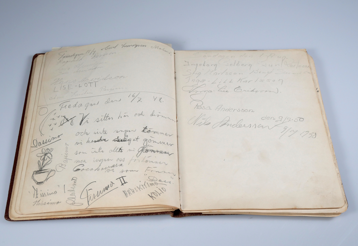 Gästbok

Gästbok som legat i Kabomstugan 1947 - 1951 (då är boken fullskriven)
Stugan invigdes 14 juni 1947 och var en föreningsstuga för anställda vid Kabom.
Stugan ligger/låg vid sjön Färgen.

Inbladat ligger tre handskrivan sidor med totalt 40 frågor ang fotbolls VM 1958, frågesportsfrågor.