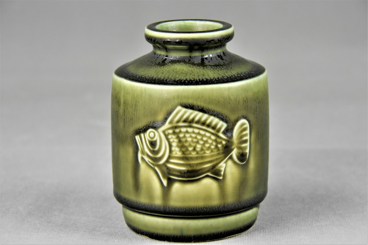 Wilhelm Kåge, vas, gjutet stengods, reliefdekor av fisk, grön glasyr. Gustavsbergs porslinsfabrik, sent 1950-tal.