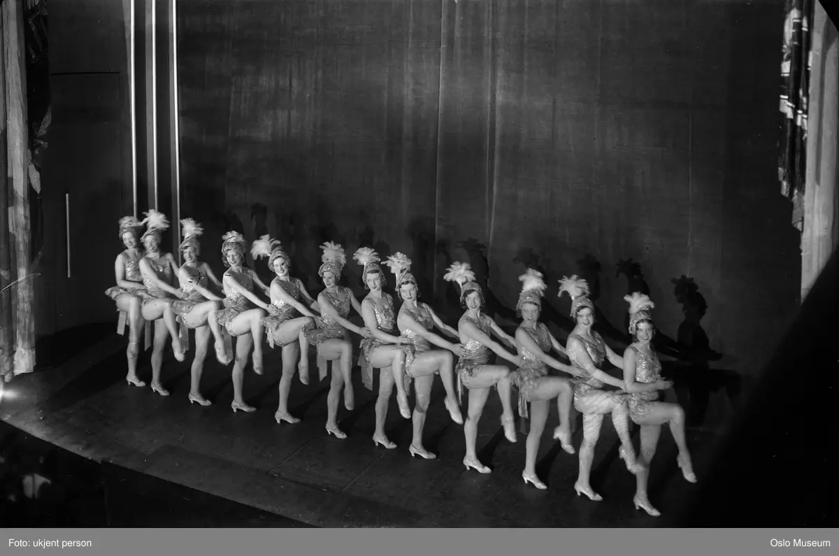 Chat Noirs ballett på scenen i Colosseum kino januar 1929.