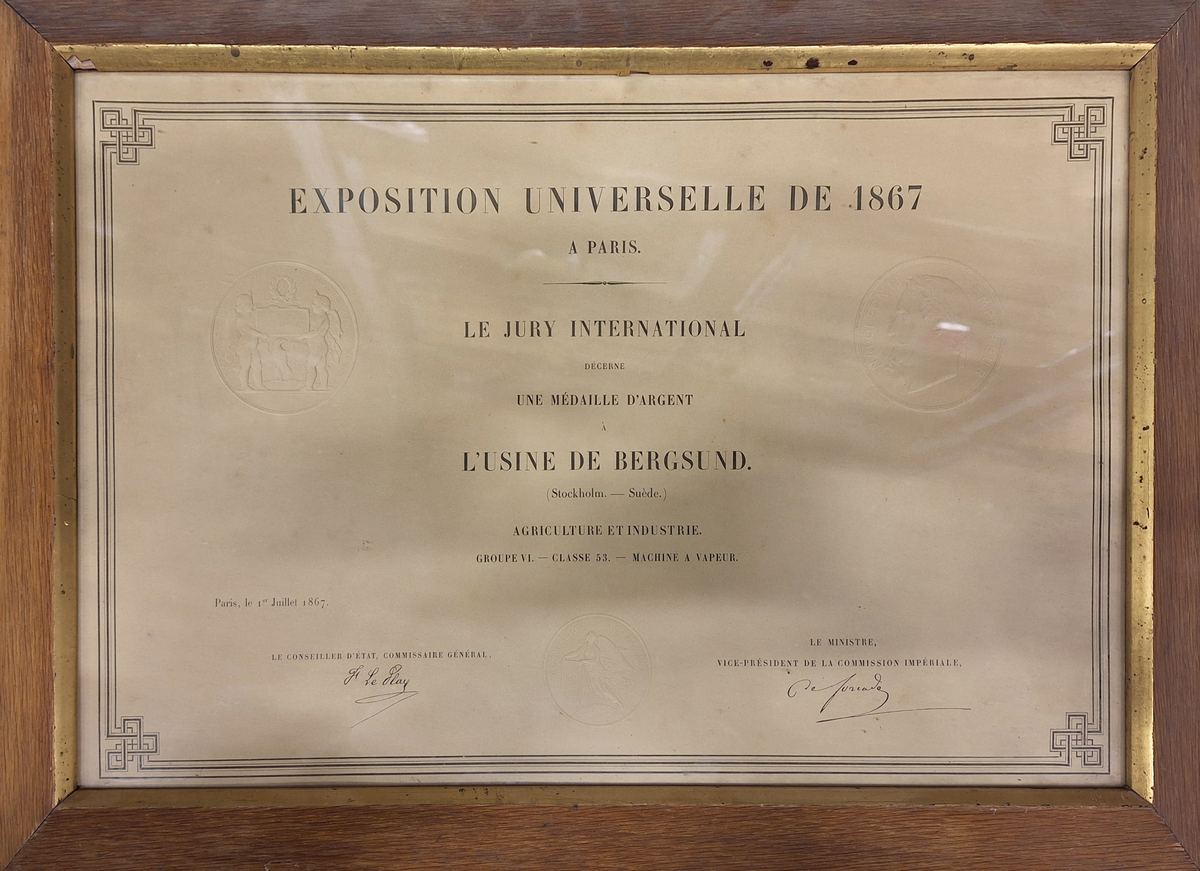 Diplom från världsutställningen i Paris 1867, silvermedalj för ångmaskin tilldelad Bergsunds mekaniska verkstad av världsutställningens internationella jury.