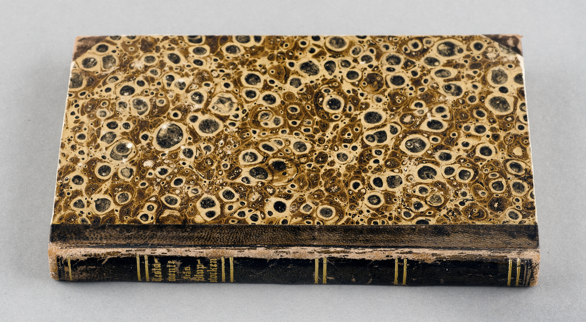 Bok. Halvfranskt band. Inbunden med skinnrygg. Marmorerade pärmar. "Testamente från stupstocken" eller strödda anteckningar ur en dödsfånges lefnad . Upsala 1849.